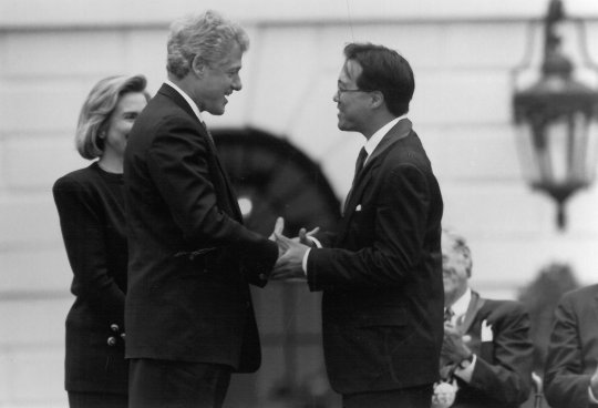 Yo-Yo Ma accepting The National Medal of Arts from Bill Clinton