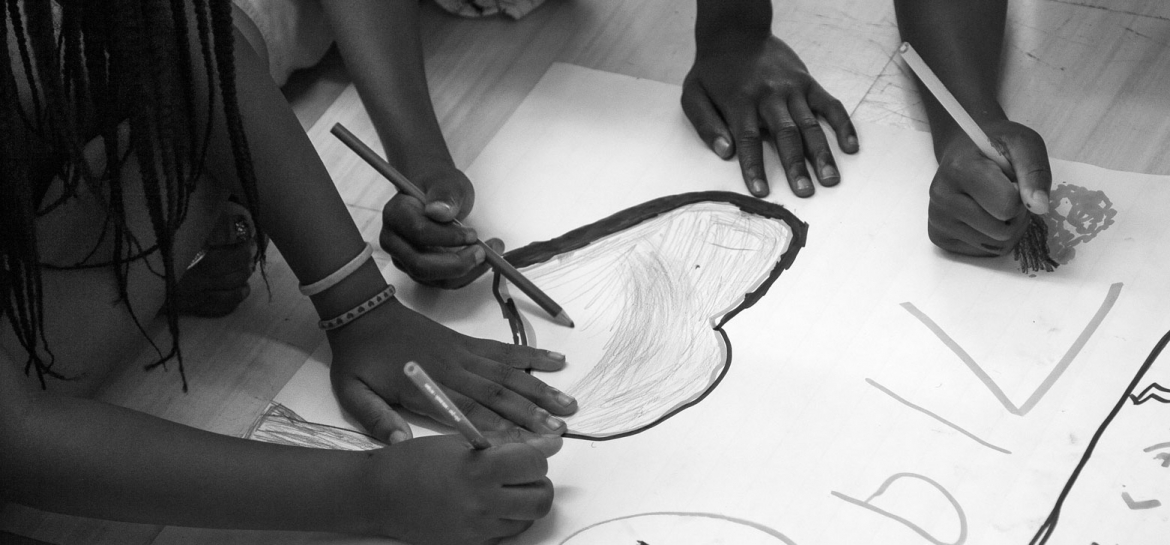 Kids drawing hearts